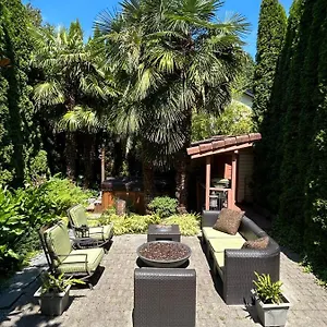Apartment Garden Oasis Near Popular Main Street Vancouver